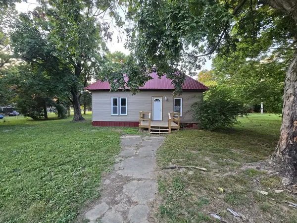 602 W CHERRY ST, Mcleansboro, IL 62859
