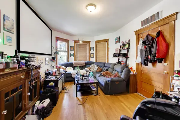 2102 W Belle Plaine AVE, Chicago, IL 60618