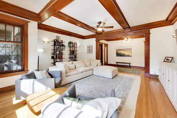 5525 S Cornell AVE #4, Chicago, IL 60637