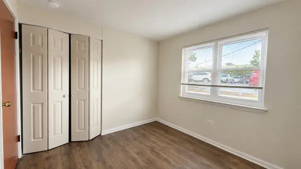 9654 Golf TER #G, Des Plaines, IL 60016