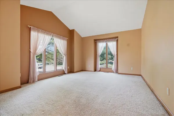 2 Stetson DR, Bloomington, IL 61701