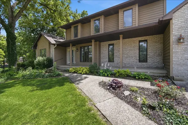 2 Stetson DR, Bloomington, IL 61701