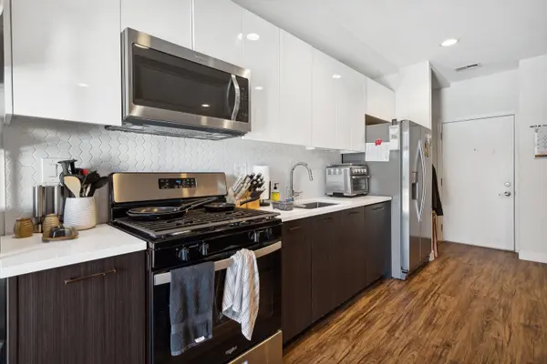 1045 W Cornelia AVE #404, Chicago, IL 60657