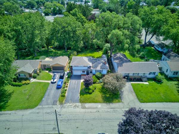 911 David ST, Antioch, IL 60002