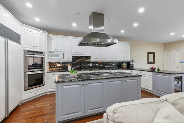 1302 Hawthorne LN #1302, Hinsdale, IL 60521