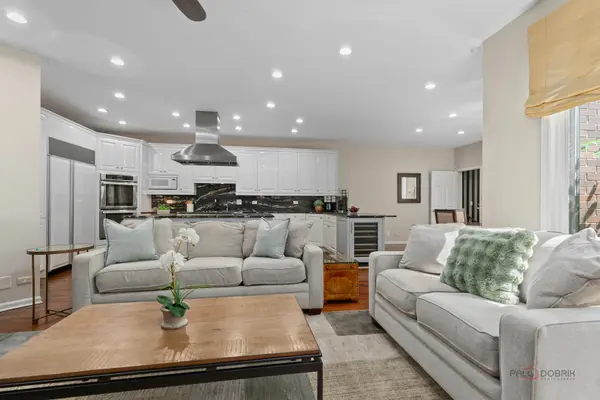 1302 Hawthorne LN #1302, Hinsdale, IL 60521