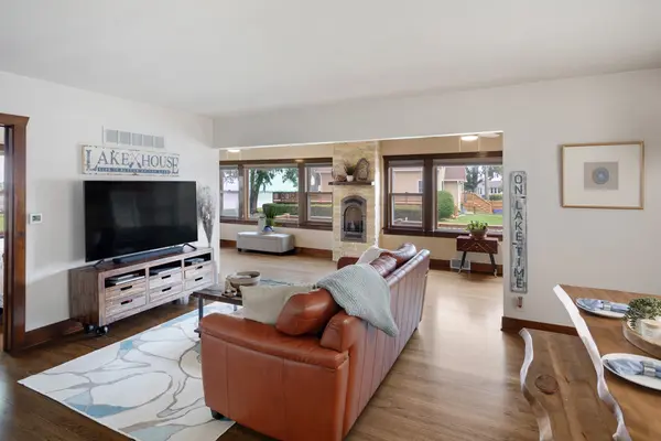 29 Atwater Pkwy, Fox Lake, IL 60020