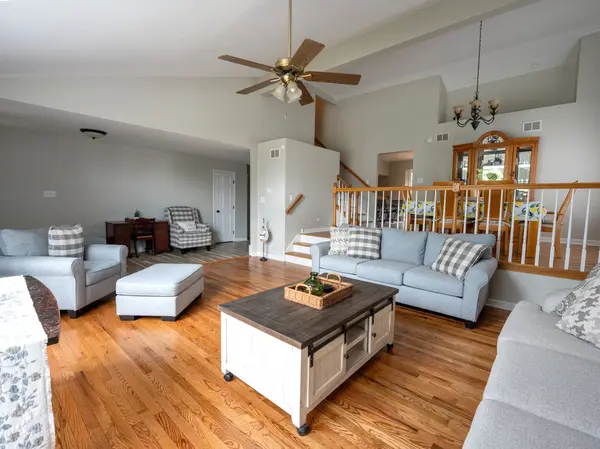 17011 Danielle CT, Oak Forest, IL 60452