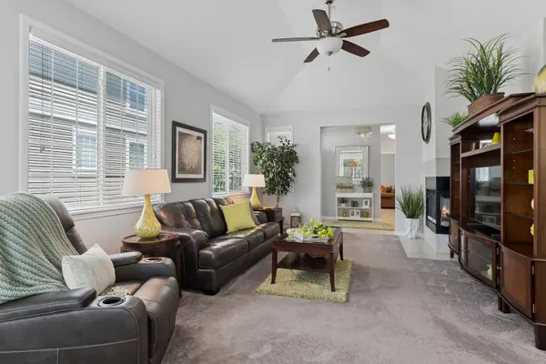 1074 HAMPTON LN, Yorkville, IL 60560