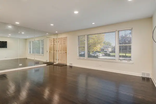 7330 N Kilbourn AVE, Lincolnwood, IL 60712
