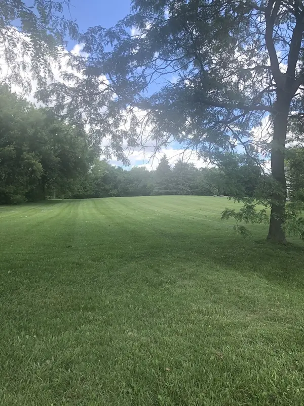 54 Deer Point DR, Hawthorn Woods, IL 60047