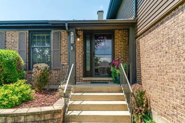 820 Long Meadow DR, Schaumburg, IL 60193