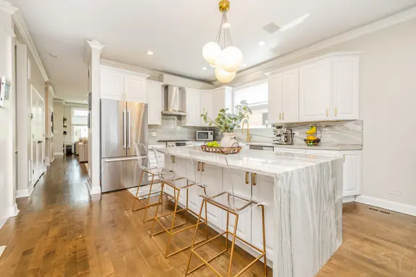 3238 N Pioneer AVE, Chicago, IL 60634