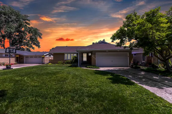 265 Terry LN, Villa Park, IL 60181