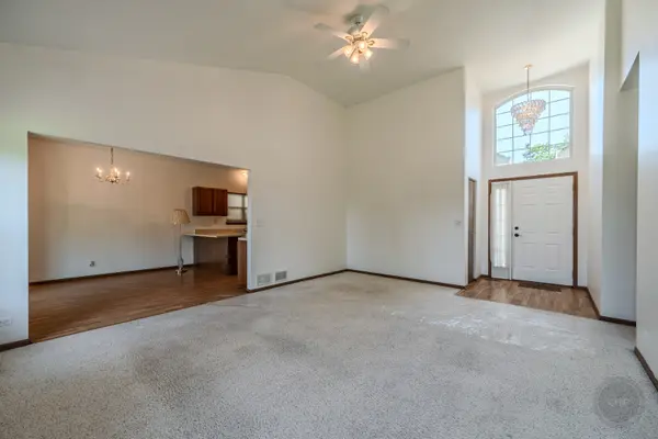 204 Magnolia DR, North Aurora, IL 60542