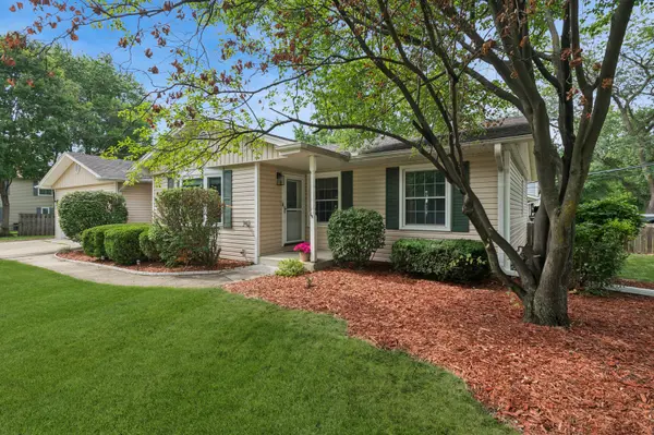 30W044 Bruce LN, Naperville, IL 60563