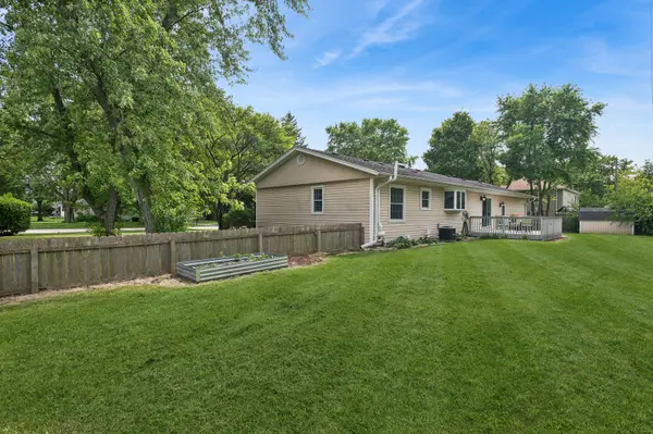 30W044 Bruce LN, Naperville, IL 60563