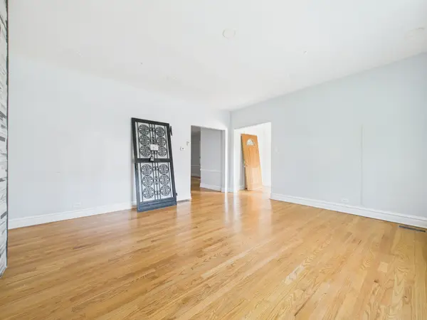 7826 S Paxton AVE, Chicago, IL 60649
