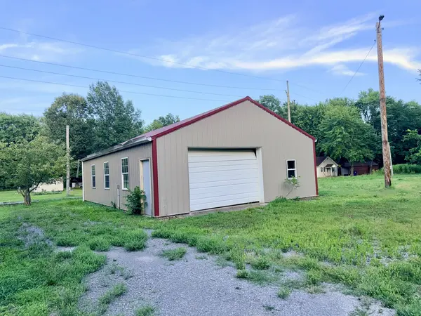 802 North RD, West Frankfort, IL 62896