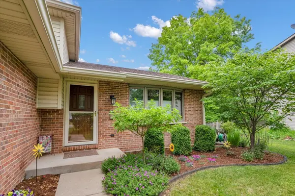 214 Deerpath DR, Oswego, IL 60543