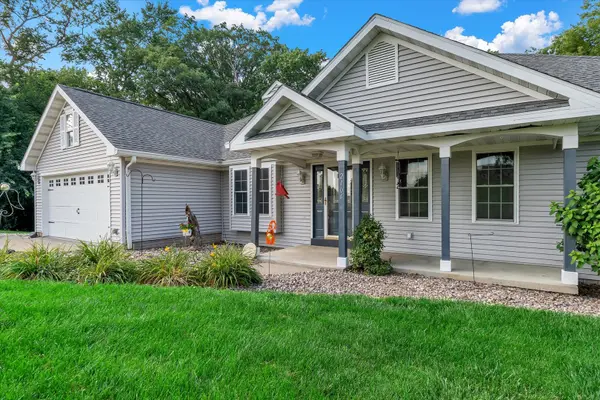 2106 Skylane DR, Muscatine, IA 52761
