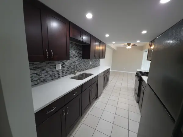 1665 Coach DR #103, Naperville, IL 60565