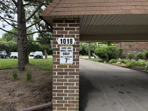 1018 Castilian CT #203, Glenview, IL 60025
