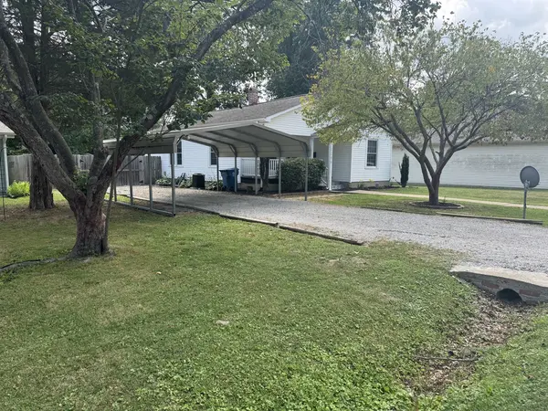 1206 S Commercial ST, Benton, IL 62812