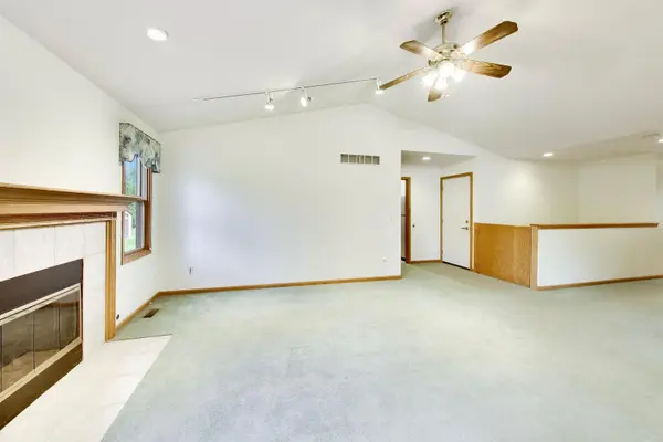 231 Clover Chase CIR, Woodstock, IL 60098