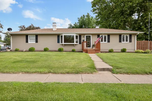 1419 SPRUCE HILLS DR, Bettendorf, IA 52722