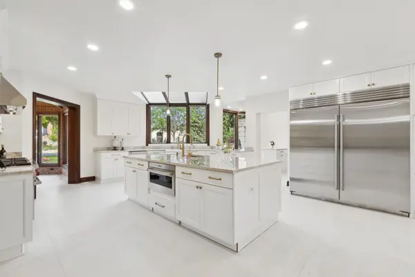 2430 Dorina DR, Northfield, IL 60093