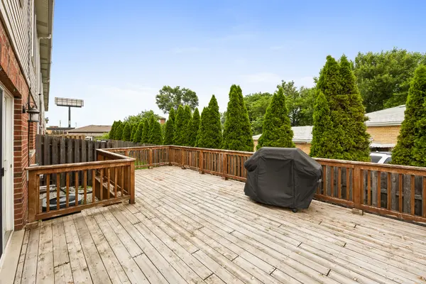8902 Frontage RD, Justice, IL 60458