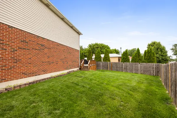 8902 Frontage RD, Justice, IL 60458