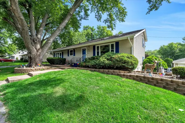919 Colony DR, Davenport, IA 52806