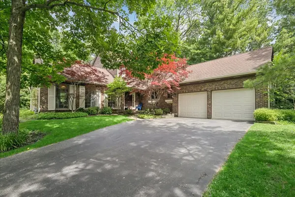 213 Ascot CT, Lake Bluff, IL 60044