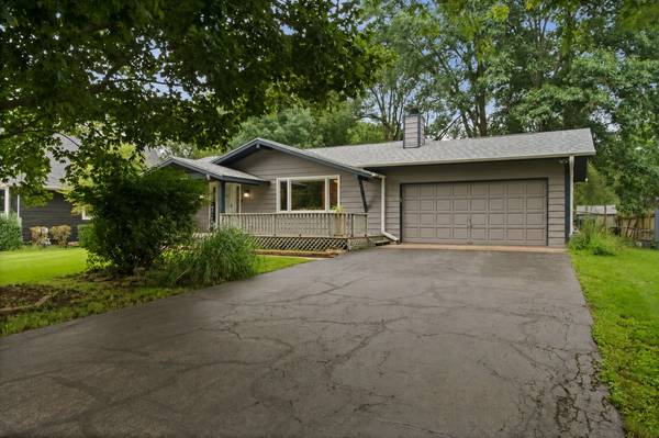 1225 Winaki TRL, Algonquin, IL 60102