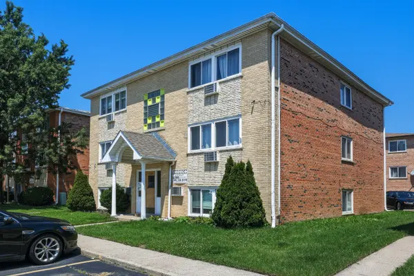 9220 S Sally LN, Schiller Park, IL 60176