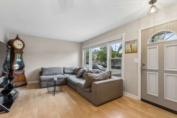6039 W Montrose AVE, Chicago, IL 60634