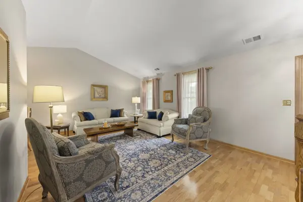 1396 Huntington DR, Mundelein, IL 60060
