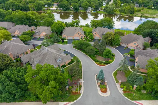 1240 Willowgate LN, St. Charles, IL 60174