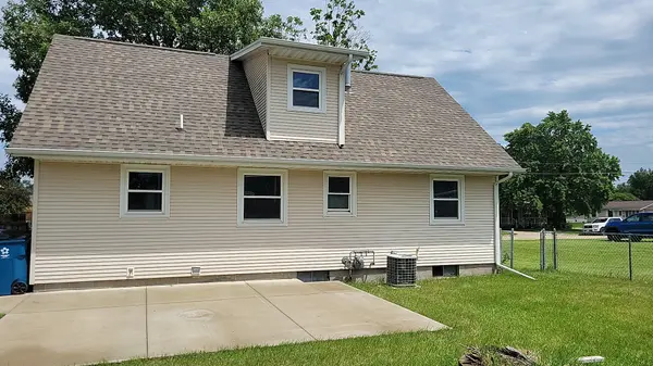 1427 woods AVE, Camanche, IA 52730
