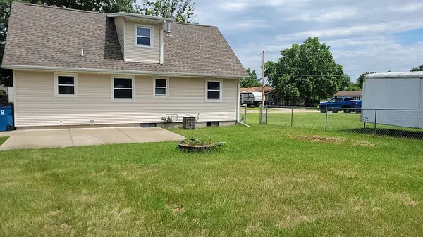 1427 woods AVE, Camanche, IA 52730