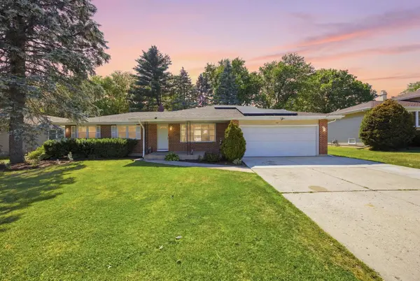 904 Chippewa DR, Elgin, IL 60120