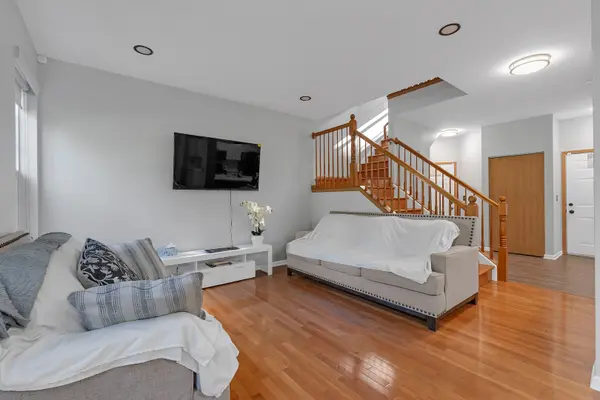 158 N Palmer DR, Bolingbrook, IL 60490
