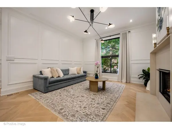 17 E Division ST #1E, Chicago, IL 60610