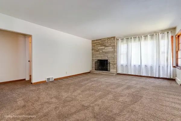 7S151 N EOLA RD, Aurora, IL 60502