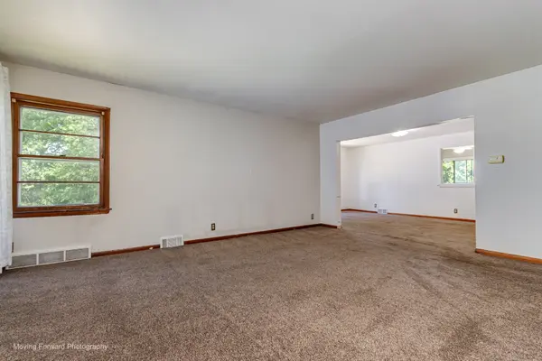 7S151 N EOLA RD, Aurora, IL 60502