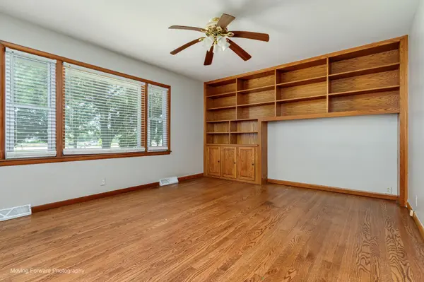 7S175 N EOLA RD, Aurora, IL 60502