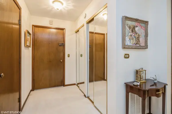301 Lake Hinsdale DR #404, Willowbrook, IL 60527