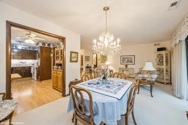 301 Lake Hinsdale DR #404, Willowbrook, IL 60527